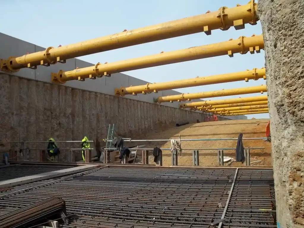 كيف يتكامل نظام التدعيم (Shoring) مع أعمال الأساسات